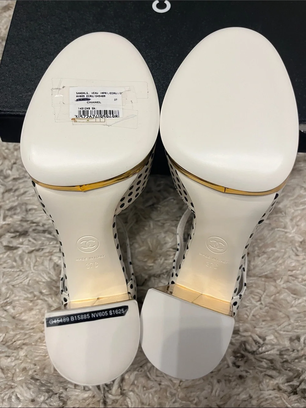 Chanel polka dot heels. Printed calfskin. Ivory. Black. Gold. Size 37. New.